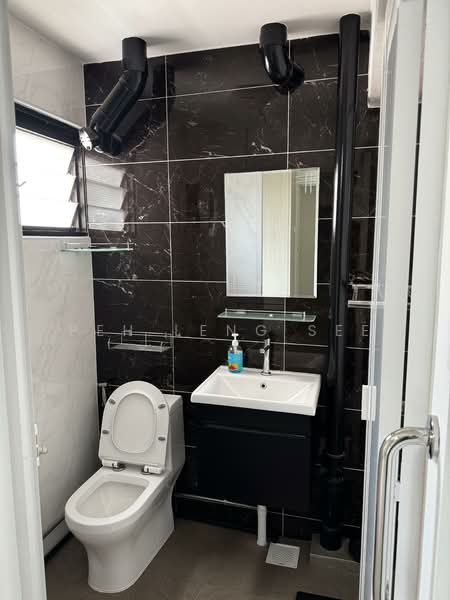 491 Jurong West Avenue 1 HDB Flat For Sale at S$ 428,000 | PropertyGuru Singapore - Master Bathroom
