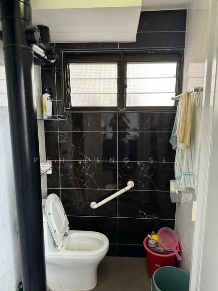 491 Jurong West Avenue 1 HDB Flat For Sale at S$ 428,000 | PropertyGuru Singapore - Common Bathroom