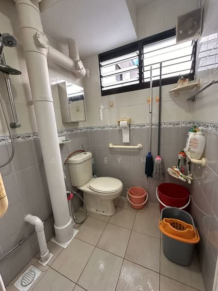 546 Ang Mo Kio Avenue 10 HDB Flat For Sale at S$ 550,000 | PropertyGuru Singapore - Bathroom