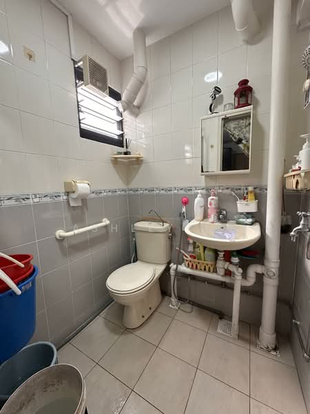 546 Ang Mo Kio Avenue 10 HDB Flat For Sale at S$ 550,000 | PropertyGuru Singapore - Bathroom