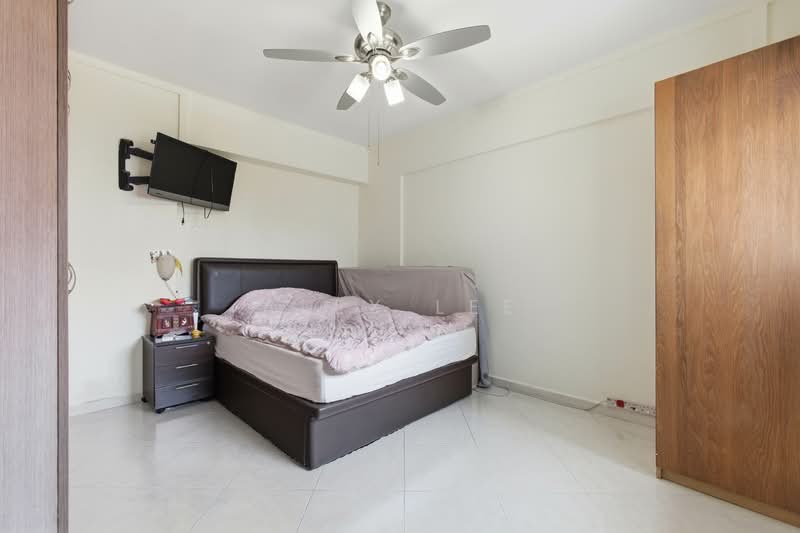 290F Bukit Batok Street 24 HDB Flat For Sale at S$ 800,000 | PropertyGuru Singapore - Bedroom