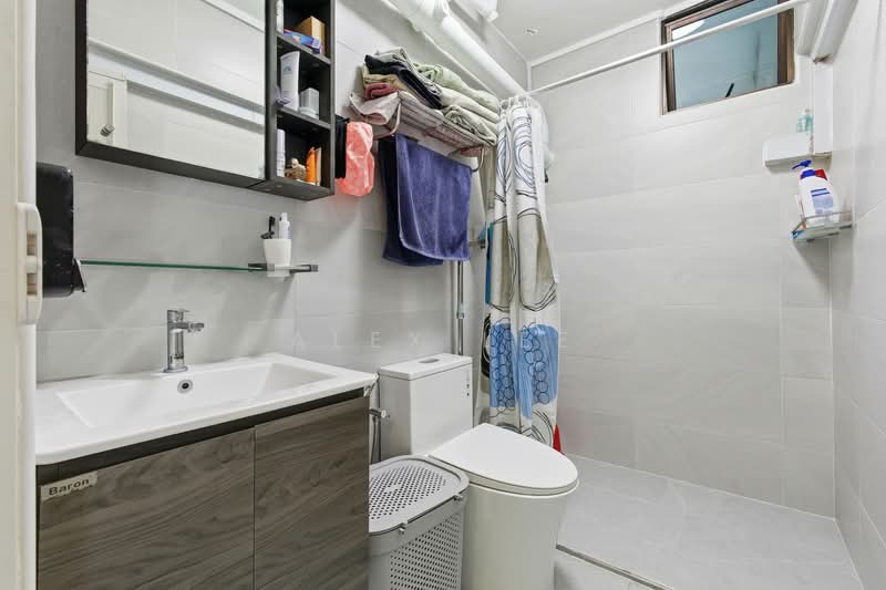 290F Bukit Batok Street 24 HDB Flat For Sale at S$ 800,000 | PropertyGuru Singapore - Bathroom