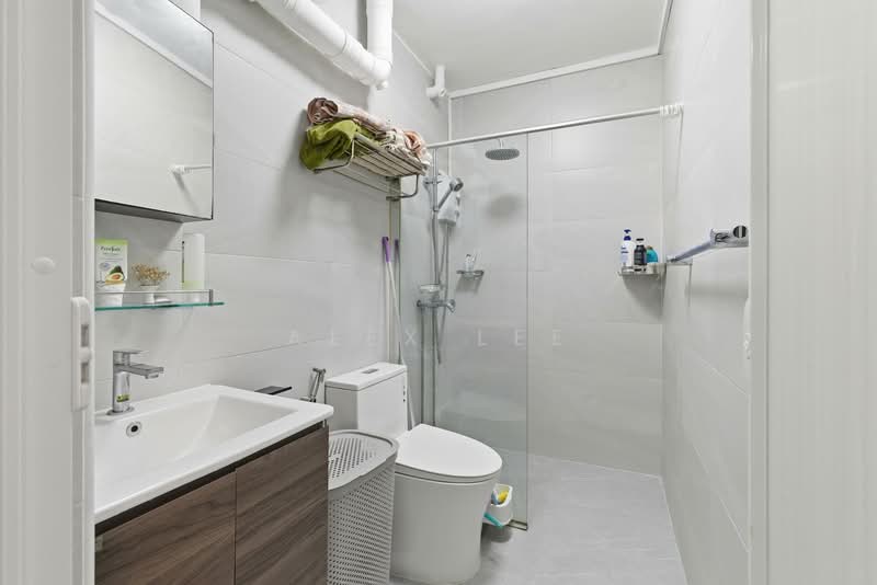 290F Bukit Batok Street 24 HDB Flat For Sale at S$ 800,000 | PropertyGuru Singapore - Bathroom