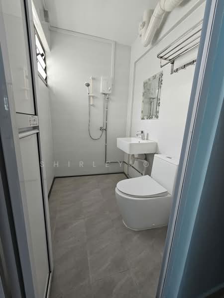 215 Petir Road, 215 Petir Road, 3 Bedrooms, 1,098 sqft, HDB Flat For Rent, by Shirley Ong, 500066241 - Bathroom - PropertyGuru.com.sg