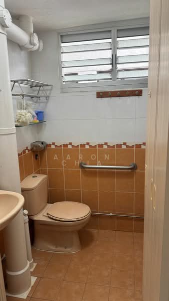 117 Ang Mo Kio Avenue 4, 117 Ang Mo Kio Avenue 4, 2 Bedrooms, 968 sqft, HDB Flat For Rent, by Aaron Chia, 500066253 - Bathroom - PropertyGuru.com.sg