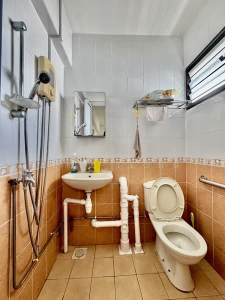 97 Geylang Bahru HDB Flat For Sale at S$ 645,000 | PropertyGuru Singapore - Bathroom