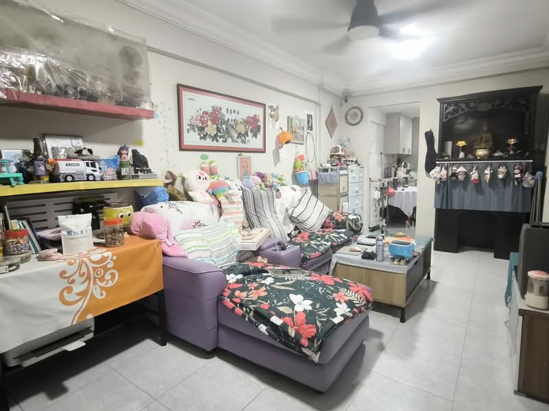 24 Hougang Avenue 3 HDB Flat For Sale at S$ 408,000 | PropertyGuru Singapore - Living Room