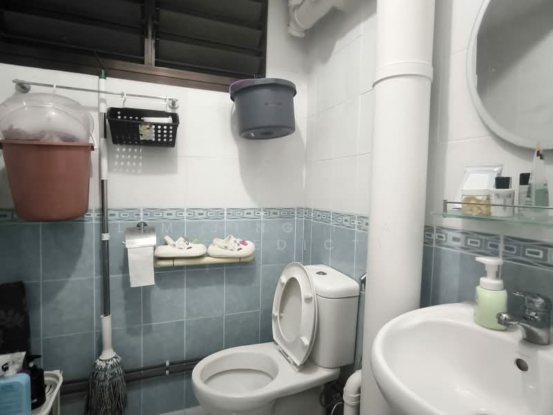 24 Hougang Avenue 3 HDB Flat For Sale at S$ 408,000 | PropertyGuru Singapore - Bathroom