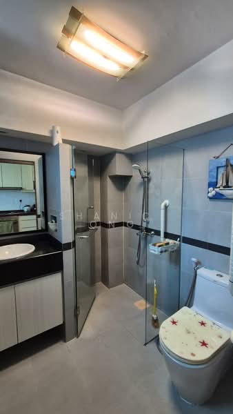 185 Edgefield Plains, 185 Edgefield Plains, 3 Bedrooms, 1,378 sqft, HDB Flat For Rent, by Shanice ONG, 500066306 - Common Bathroom - PropertyGuru.com.sg