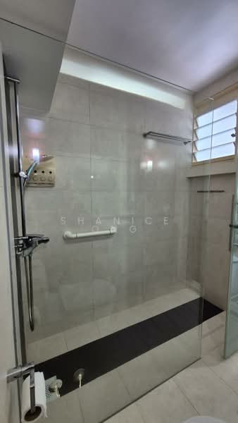 185 Edgefield Plains, 185 Edgefield Plains, 3 Bedrooms, 1,378 sqft, HDB Flat For Rent, by Shanice ONG, 500066306 - Master Bathroom - PropertyGuru.com.sg
