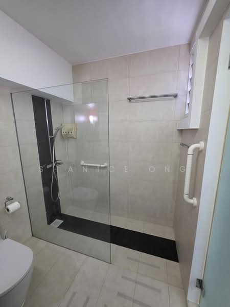 185 Edgefield Plains, 185 Edgefield Plains, 3 Bedrooms, 1,378 sqft, HDB Flat For Rent, by Shanice ONG, 500066306 - Bathroom - PropertyGuru.com.sg