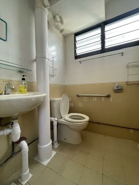 571 Cheng San Court, 571 Ang Mo Kio Avenue 3, Room Rental, 150 sqft, HDB Flat For Rent, by Cheong Chee Seng, 500066322 - Bathroom - PropertyGuru.com.sg