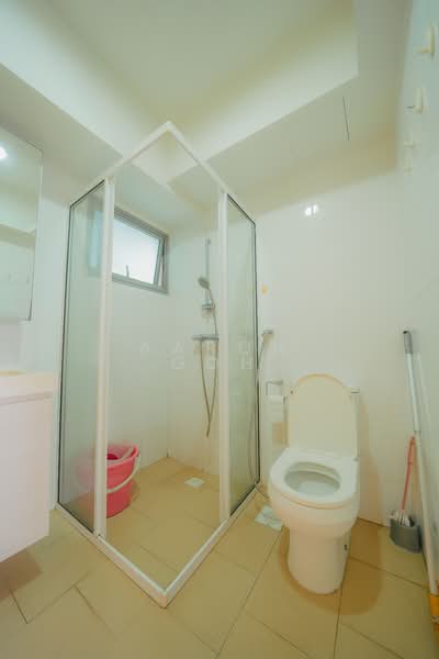 519A Tampines Central 8 HDB Flat For Sale at S$ 908,000 | PropertyGuru Singapore - Bathroom
