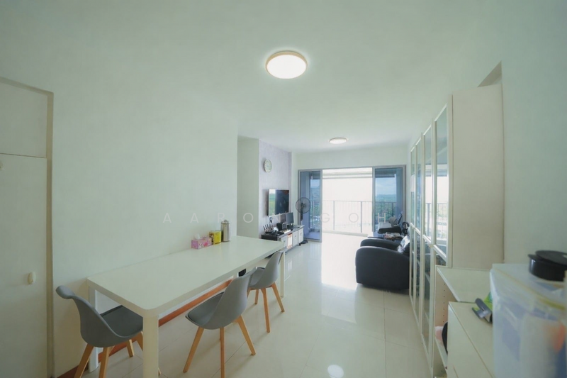519A Tampines Central 8 HDB Flat For Sale at S$ 908,000 | PropertyGuru Singapore - Living Room