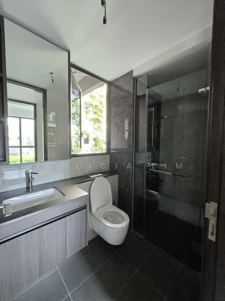 Tembusu Grand, 92 Jalan Tembusu, 3 Bedrooms, 1,173 sqft, Condominium For Rent, by Ferlicia Lim, 500066373 - Bathroom + window - PropertyGuru.com.sg
