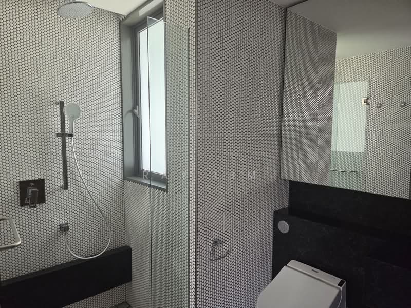 10 Evelyn Condominium For Sale at S$ 1,290,000 | PropertyGuru Singapore - Bathroom