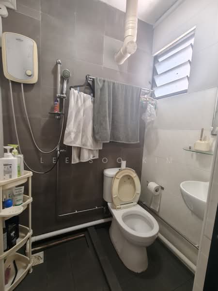 506 West Coast Drive HDB Flat For Sale at S$ 399,900 | PropertyGuru Singapore - Bathroom