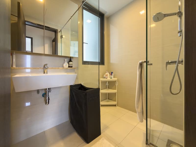 Boathouse Residences Condominium For Sale at S$ 1,800,000 | PropertyGuru Singapore - Common Bathroom