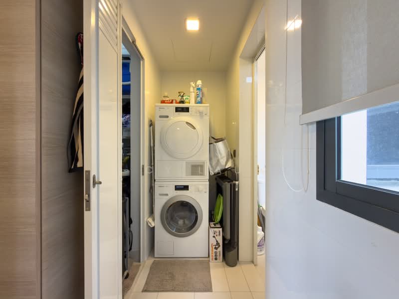 Boathouse Residences Condominium For Sale at S$ 1,800,000 | PropertyGuru Singapore - Utilities Area, Store, Toilet