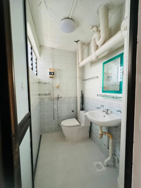 115 Potong Pasir Avenue 1 HDB Flat For Sale at S$ 608,000 | PropertyGuru Singapore - Bathroom