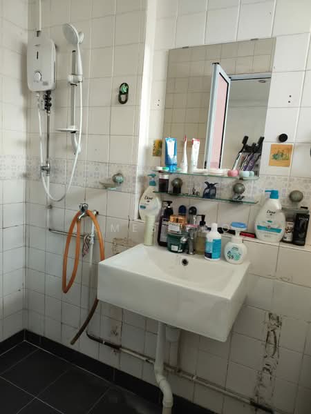328 Tampines Street 32 HDB Flat For Sale at S$ 998,000 | PropertyGuru Singapore - Bathroom