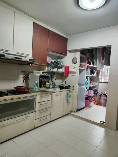 328 Tampines Street 32 HDB Flat For Sale at S$ 998,000 | PropertyGuru Singapore - Kitchen