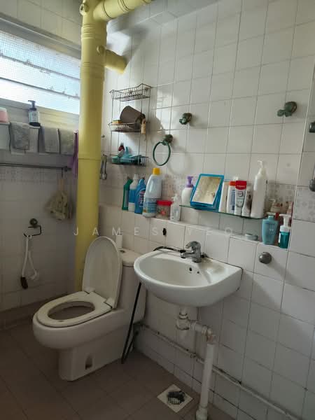 328 Tampines Street 32 HDB Flat For Sale at S$ 998,000 | PropertyGuru Singapore - Bathroom