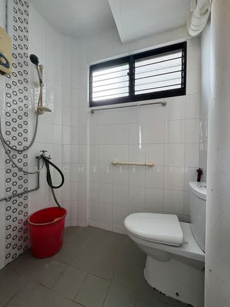327 Hougang Avenue 5 HDB Flat For Sale at S$ 488,888 | PropertyGuru Singapore - Bathroom