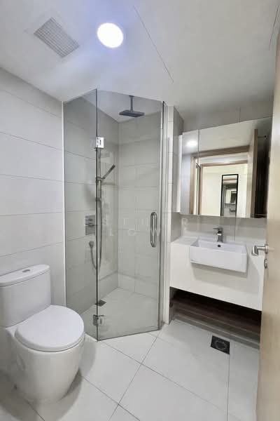 Eight Riversuites, 2 Whampoa East, 2 Bedrooms, 700 sqft, Condominium For Rent, by Esther Low, 500066512 - Bathroom - PropertyGuru.com.sg