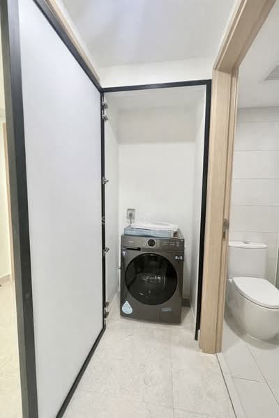 Eight Riversuites, 2 Whampoa East, 2 Bedrooms, 700 sqft, Condominium For Rent, by Esther Low, 500066512 - Bathroom - PropertyGuru.com.sg