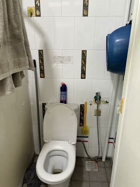 421 Clementi Avenue 1 HDB Flat For Sale at S$ 1,180,000 | PropertyGuru Singapore - Bathroom