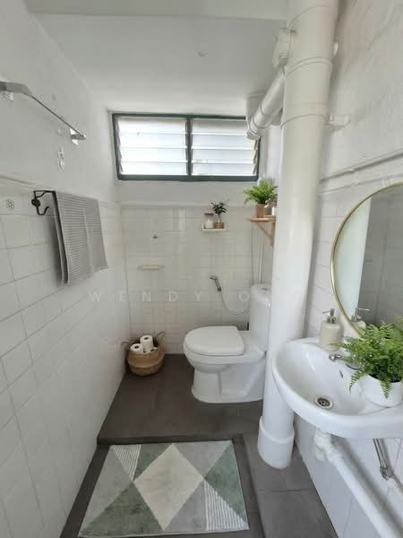 426 Clementi Avenue 3, 426 Clementi Avenue 3, 2 Bedrooms, 721 sqft, HDB Flat For Sale, by Wendy Ong, 500066522 - Bathroom - PropertyGuru.com.sg