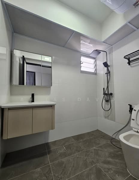 183C Woodlands Street 13 HDB Flat For Sale at S$ 698,000 | PropertyGuru Singapore - Bathroom