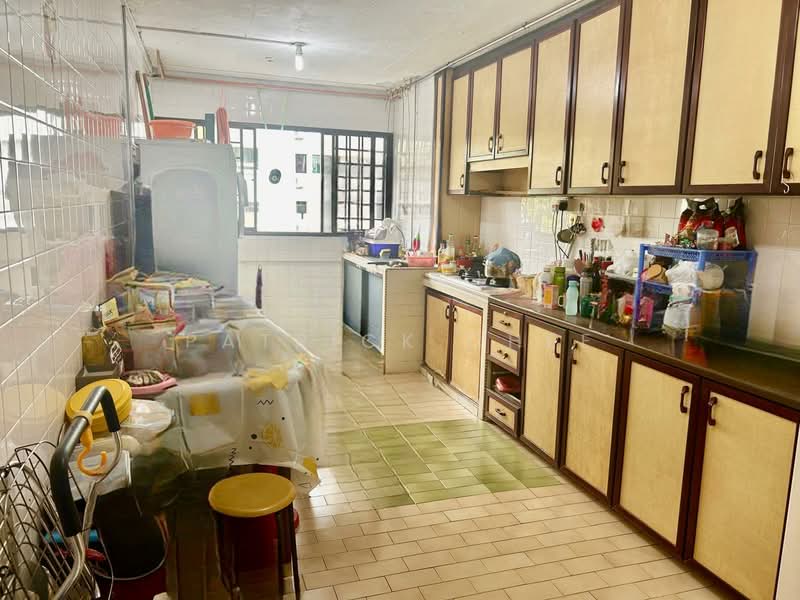 406 Hougang Avenue 10 HDB Flat For Sale at S$ 620,000 | PropertyGuru Singapore - Kitchen