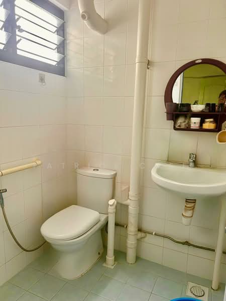 406 Hougang Avenue 10 HDB Flat For Sale at S$ 620,000 | PropertyGuru Singapore - Bathroom