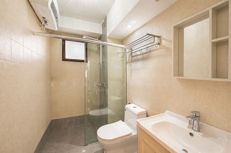 405A Fernvale Lane HDB Flat For Sale at S$ 698,000 | PropertyGuru Singapore - Bathroom