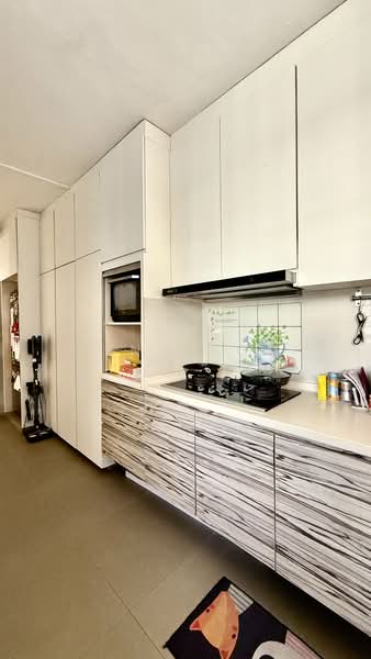 404 Fajar Road HDB Flat For Sale at S$ 588,000 | PropertyGuru Singapore - Kitchen