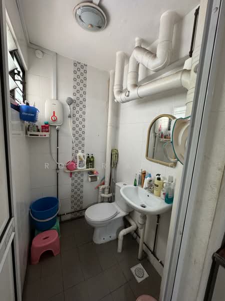 265 Bukit Batok East Avenue 4, 265 Bukit Batok East Avenue 4, 3 Bedrooms, 1,001 sqft, HDB Flat For Rent, by Roger Kang, 500066590 - Bathroom - PropertyGuru.com.sg