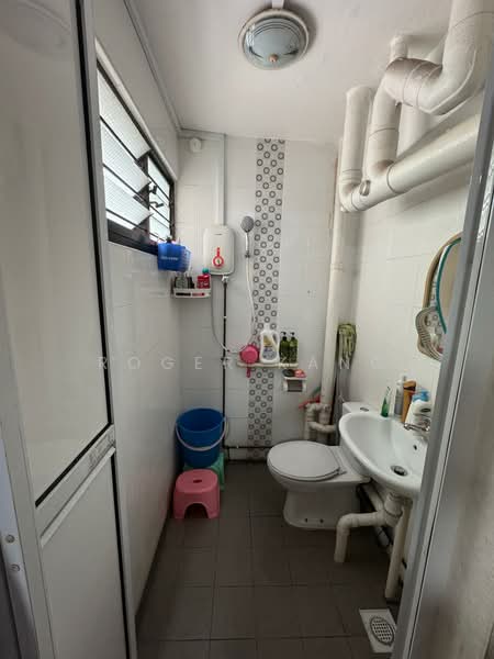 265 Bukit Batok East Avenue 4, 265 Bukit Batok East Avenue 4, 3 Bedrooms, 1,001 sqft, HDB Flat For Rent, by Roger Kang, 500066590 - Bathroom - PropertyGuru.com.sg