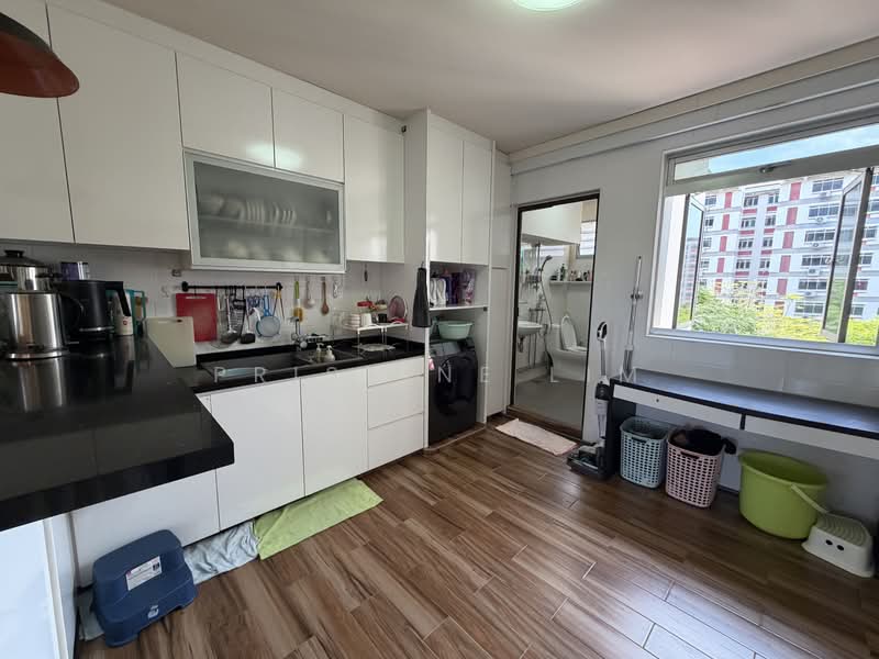 301 Tampines Street 32 HDB Flat For Sale at S$ 715,000 | PropertyGuru Singapore - Kitchen