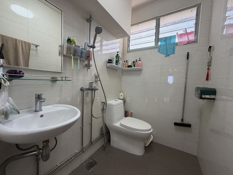 301 Tampines Street 32 HDB Flat For Sale at S$ 715,000 | PropertyGuru Singapore - Bathroom