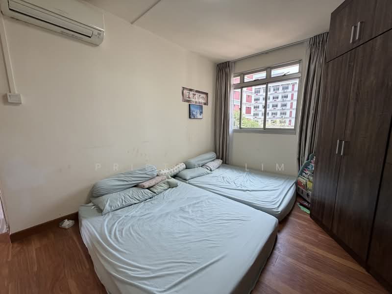 301 Tampines Street 32 HDB Flat For Sale at S$ 715,000 | PropertyGuru Singapore - Bedroom