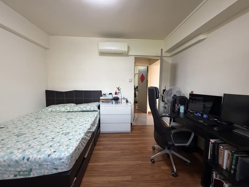 301 Tampines Street 32 HDB Flat For Sale at S$ 715,000 | PropertyGuru Singapore - Bedroom
