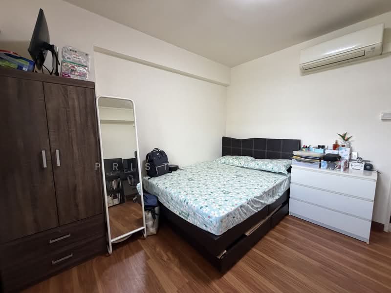 301 Tampines Street 32 HDB Flat For Sale at S$ 715,000 | PropertyGuru Singapore - Bedroom