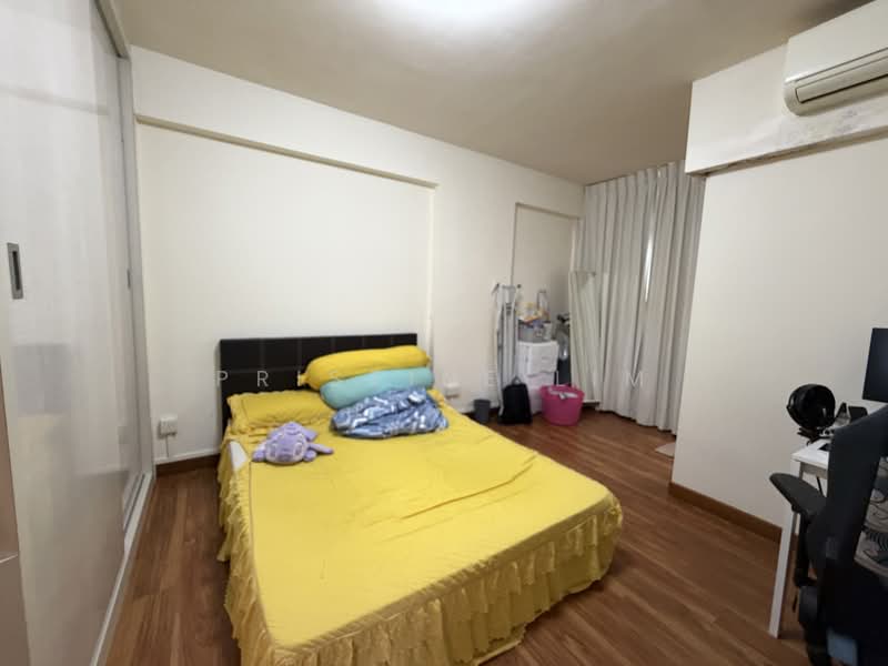 301 Tampines Street 32 HDB Flat For Sale at S$ 715,000 | PropertyGuru Singapore - Bedroom