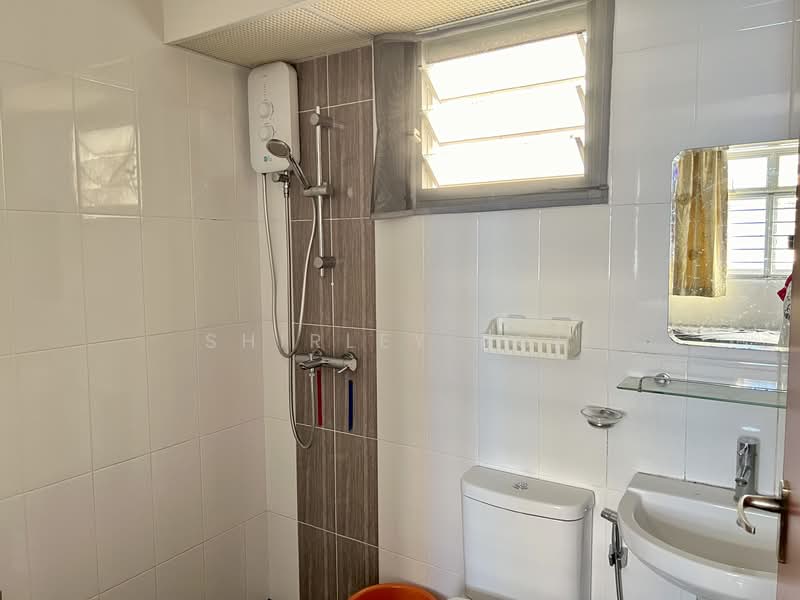 671A Yishun Avenue 4, 671A Yishun Avenue 4, 2 Bedrooms, 721 sqft, HDB Flat For Rent, by Shirley Koh, 500066601 - Bathroom - PropertyGuru.com.sg