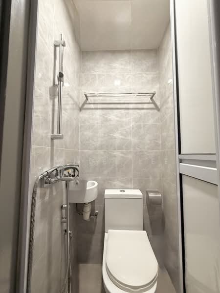 Spring Grove, 53 Grange Road, 2 Bedrooms, 1,012 sqft, Condominium For Rent, by Samuel Lee, 500066603 - Helpers Bathroom - PropertyGuru.com.sg