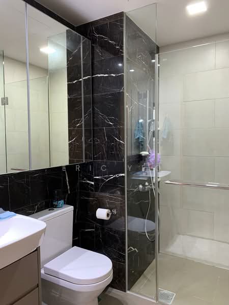 The Glades Condominium For Sale at S$ 899,000 | PropertyGuru Singapore - Bathroom