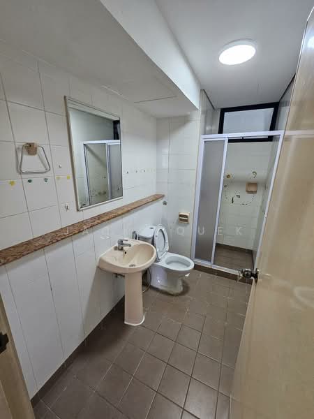 Fernwood Towers, 28 Fernwood Terrace, Room Rental, 100 sqft, Condominium For Rent, by Jacky Quek, 500066635 - Bathroom - PropertyGuru.com.sg