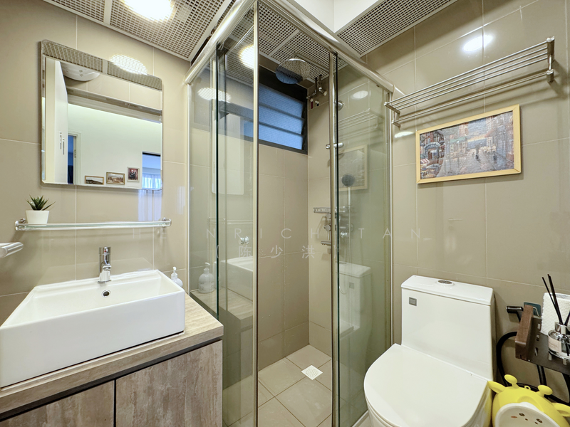308A Punggol Walk HDB Flat For Sale at S$ 949,888 | PropertyGuru Singapore - Common Bathroom
